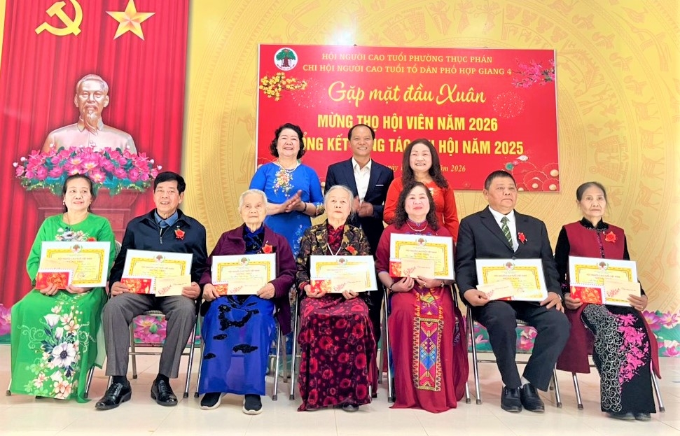 Ông Nguyễn Anh Tuấn, Chủ tịch UBND phường Thục Phá n và đại diện Tổ dân phố trao Bằng mừng thọ, tặng quà NCT Ông Nguyễn Anh Tuấn, Chủ tịch UBND phường Thục Phá n và đại diện Tổ dân phố trao Bằng mừng thọ, tặng quà NCT