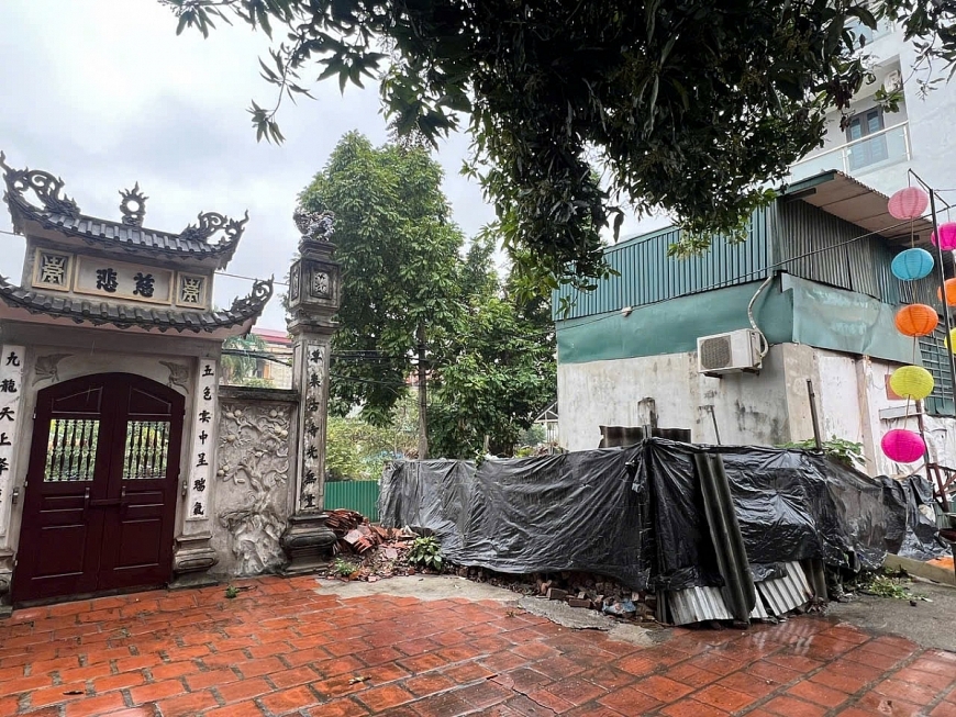 Khu vực tam quan chùa Linh Thông nhiều năm vẫn không xử lý dứt điểm để nhà chùa xây dựng tường bao quanh dù bà Chinh đã ý kiến nhiều lần. Khu vực tam quan chùa Linh Thông nhiều năm vẫn không xử lý dứt điểm để nhà chùa xây dựng tường bao quanh dù bà Chinh đã ý kiến nhiều lần.