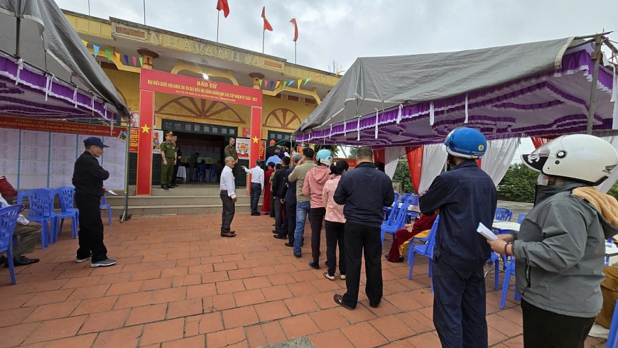 Cử tri Khu vực bầu cử số 36, Khu Hưng Hòa, phường Hiệp Hòa trước phòng bầu cử. Cử tri Khu vực bầu cử số 36, Khu Hưng Hòa, phường Hiệp Hòa trước phòng bầu cử.