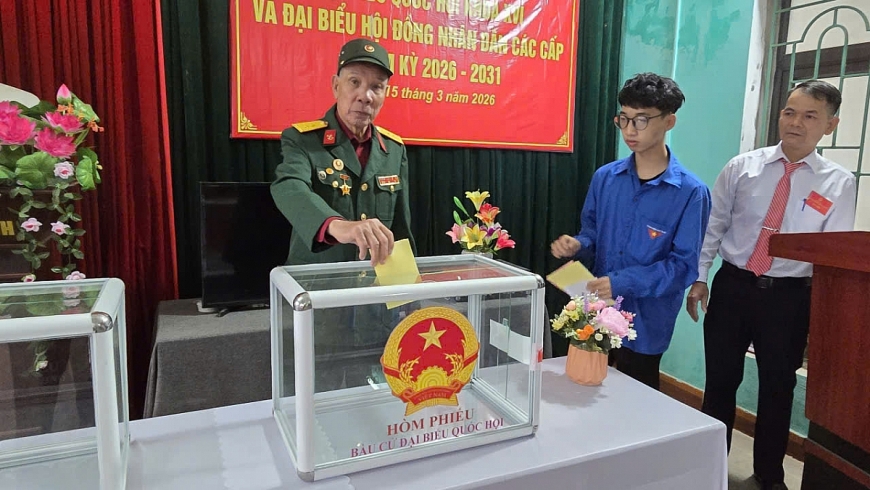 Cụ Vũ Văn Viễn, 82 tuổi, cựu chiến binh, cử tri khu Hưng Hòa, phường Hiệp Hòa, thực hiện nghĩa vụ công dân của mình. Cụ Vũ Văn Viễn, 82 tuổi, cựu chiến binh, cử tri khu Hưng Hòa, phường Hiệp Hòa, thực hiện nghĩa vụ công dân của mình.