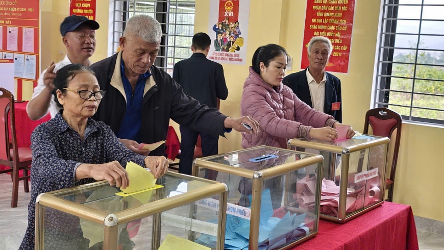 Cử tri tổ bầu cử số 18, khu Trại Cọ, phường Đông Mai, bỏ phiếu thực hiện quyền, nghĩa vụ công dân của mình. Cử tri tổ bầu cử số 18, khu Trại Cọ, phường Đông Mai, bỏ phiếu thực hiện quyền, nghĩa vụ công dân của mình.