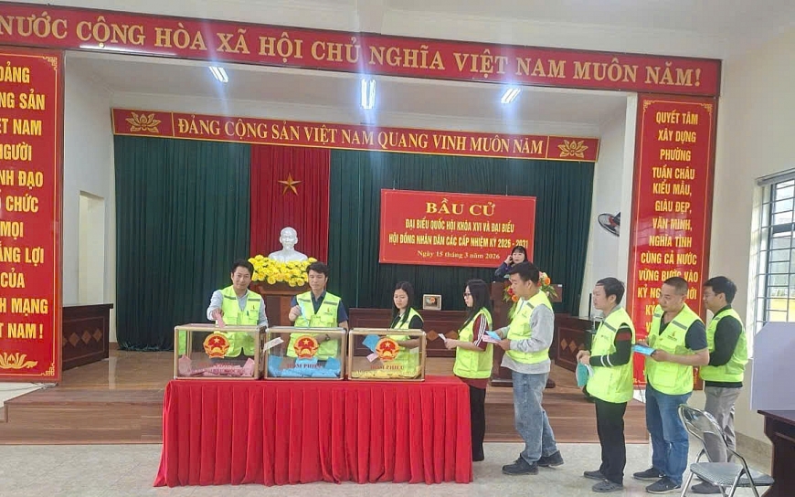 6h40 phút những cử tri đầu tiên trong 1410 cử tri là công nhân thi công Dự án Khu đô thị phức hợp Hạ Long xanh đã hoàn thành quyền nghĩa vụ công dân của mình. 6h40 phút những cử tri đầu tiên trong 1410 cử tri là công nhân thi công Dự án Khu đô thị phức hợp Hạ Long xanh đã hoàn thành quyền nghĩa vụ công dân của mình.