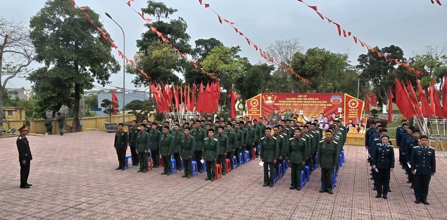 Cử tri Sư đoàn 395 và Tiểu đoàn phòng không 83 trước giờ bầu cử. Cử tri Sư đoàn 395 và Tiểu đoàn phòng không 83 trước giờ bầu cử.