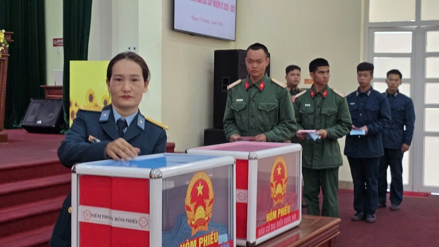 Cử tri Sư đoàn 395 và Tiểu đoàn phòng không 83 thực hiện quyền nghĩa vụ công dân của mình. Cử tri Sư đoàn 395 và Tiểu đoàn phòng không 83 thực hiện quyền nghĩa vụ công dân của mình.