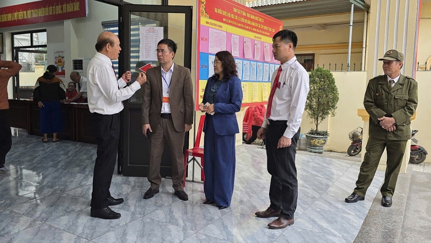 Bà Lê Thị Kim Cúc, Phó Trưởng ban Tuyên giáo và Dân vận Tỉnh ủy Quảng Ninh đi kiểm tra động viên tại khu vực bầu cử số 5, khu 9 - khu 10 phường Quản Yên. Bà Lê Thị Kim Cúc, Phó Trưởng ban Tuyên giáo và Dân vận Tỉnh ủy Quảng Ninh đi kiểm tra động viên tại khu vực bầu cử số 5, khu 9 - khu 10 phường Quản Yên.