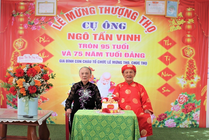 Vợ chồng cụ Ngô Tấn Vinh trong lễ mừng Thượng thọ. - Đại gia đình cụ Ngô Tấn Vinh. - Ông Ngô Văn Lành (áo xanh), Chủ tịch Hội NCT xã Hòa Châu (cũ) chúc mừng cụ Vinh thượng thọ. Vợ chồng cụ Ngô Tấn Vinh trong lễ mừng Thượng thọ. - Đại gia đình cụ Ngô Tấn Vinh. - Ông Ngô Văn Lành (áo xanh), Chủ tịch Hội NCT xã Hòa Châu (cũ) chúc mừng cụ Vinh thượng thọ.
