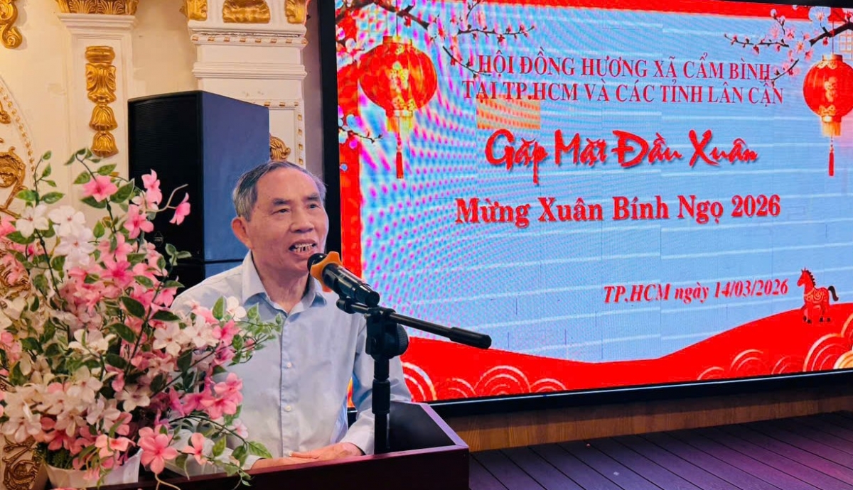 1. Thầy giáo Ngô Thế Lý chia sẻ cảm nghĩ tại buổi họp mặt 1. Thầy giáo Ngô Thế Lý chia sẻ cảm nghĩ tại buổi họp mặt
