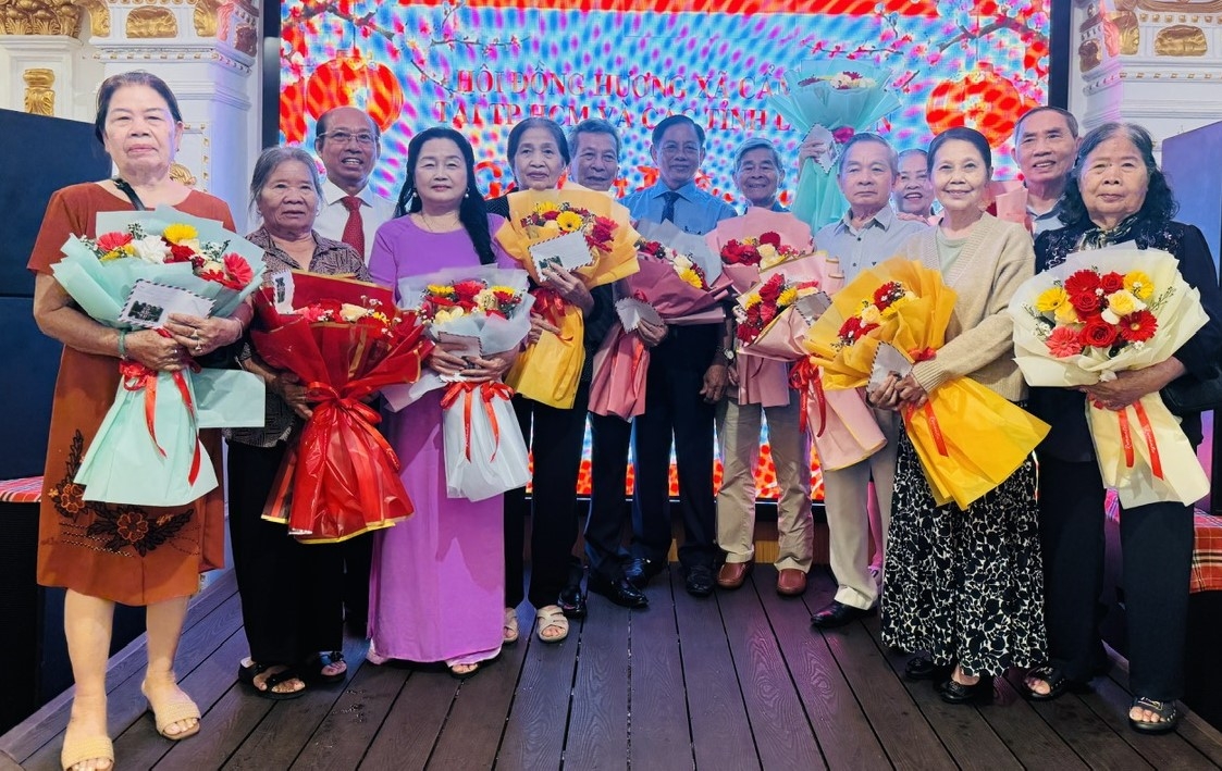 Ban tổ chức tặng hoa, quà chúc thọ người cao tuổi Ban tổ chức tặng hoa, quà chúc thọ người cao tuổi