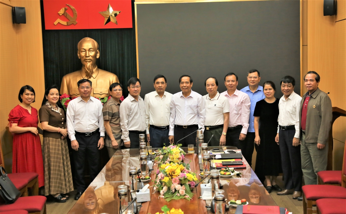 Các đại biểu chụp ảnh lưu niệm