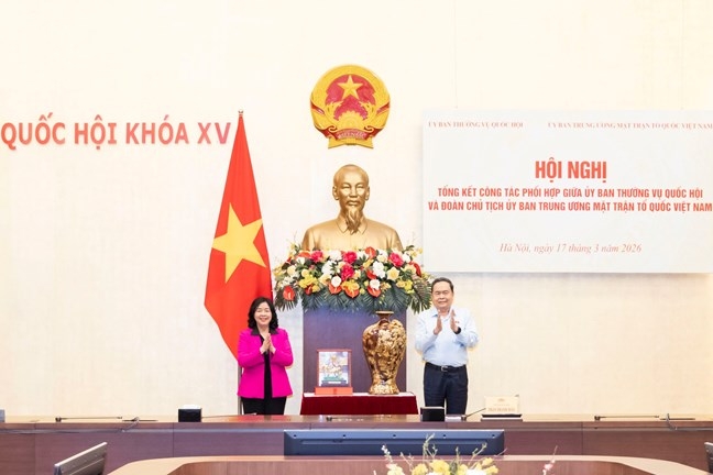 Chủ tịch Quốc hội Trần Thanh Mẫn tặng quà lưu niêm cho Chủ tịch Ủy ban Trung ương MTTQ Việt Nam Bùi Thị Minh Hoài Chủ tịch Quốc hội Trần Thanh Mẫn tặng quà lưu niêm cho Chủ tịch Ủy ban Trung ương MTTQ Việt Nam Bùi Thị Minh Hoài
