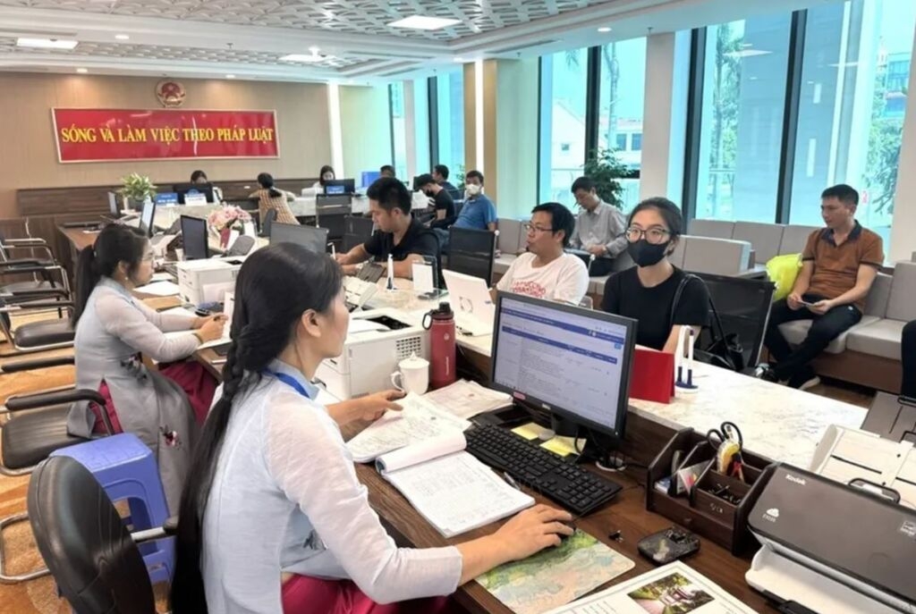 Người dân đến làm việc tại Trung tâm Phục vụ hành chính công phường Nghĩa Đô, thành phố Hà Nội Người dân đến làm việc tại Trung tâm Phục vụ hành chính công phường Nghĩa Đô, thành phố Hà Nội