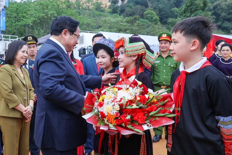 Các em học sinh tại điểm cầu trường phổ thông nội trú tiểu học và trung học cơ sở Đồng Đăng, xã Đồng Đăng, tỉnh Lạng Sơn tặng hoa chào mừng Thủ tướng Chính phủ Phạm Minh Chính. Các em học sinh tại điểm cầu trường phổ thông nội trú tiểu học và trung học cơ sở Đồng Đăng, xã Đồng Đăng, tỉnh Lạng Sơn tặng hoa chào mừng Thủ tướng Chính phủ Phạm Minh Chính.