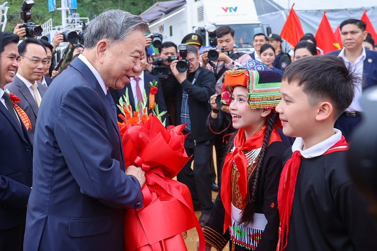 Các em học sinh tại điểm cầu trường phổ thông nội trú tiểu học và trung học cơ sở Đồng Đăng, xã Đồng Đăng, tỉnh Lạng Sơn tặng hoa chào mừng Tổng Bí thư Tô Lâm Các em học sinh tại điểm cầu trường phổ thông nội trú tiểu học và trung học cơ sở Đồng Đăng, xã Đồng Đăng, tỉnh Lạng Sơn tặng hoa chào mừng Tổng Bí thư Tô Lâm