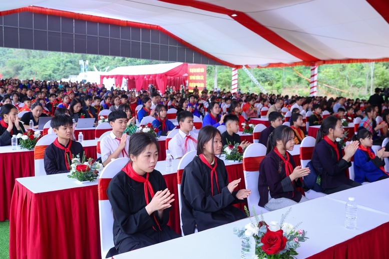 Đông đảo các em học sinh đến dự lễ khởi công Đông đảo các em học sinh đến dự lễ khởi công