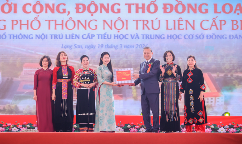 Tổng Bí thư Tô Lâm tặng quà nhà trường. Tổng Bí thư Tô Lâm tặng quà nhà trường.