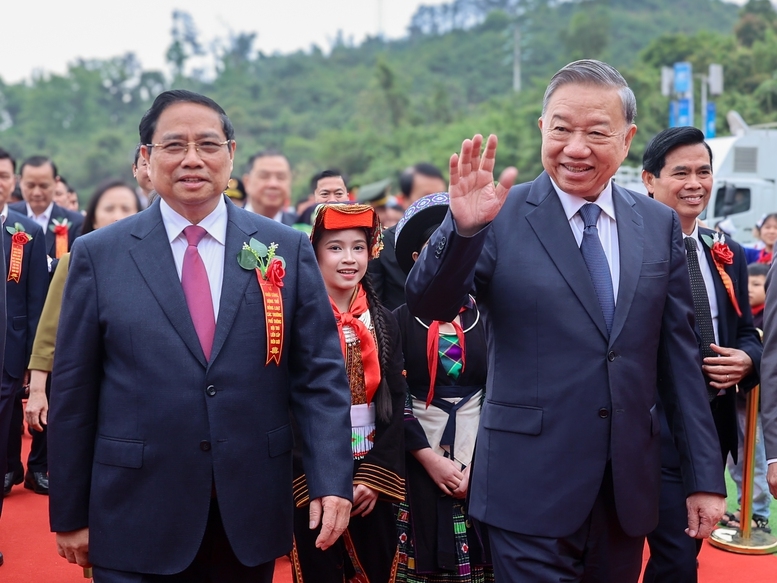 Tổng Bí thư Tô Lâm, Thủ tướng Chính phủ Phạm Minh Chính tới dự lễ khởi công tại điểm cầu chính, Trường phổ thông nội trú tiểu học và trung học cơ sở Đồng Đăng, xã Đồng Đăng, tỉnh Lạng Sơn Tổng Bí thư Tô Lâm, Thủ tướng Chính phủ Phạm Minh Chính tới dự lễ khởi công tại điểm cầu chính, Trường phổ thông nội trú tiểu học và trung học cơ sở Đồng Đăng, xã Đồng Đăng, tỉnh Lạng Sơn