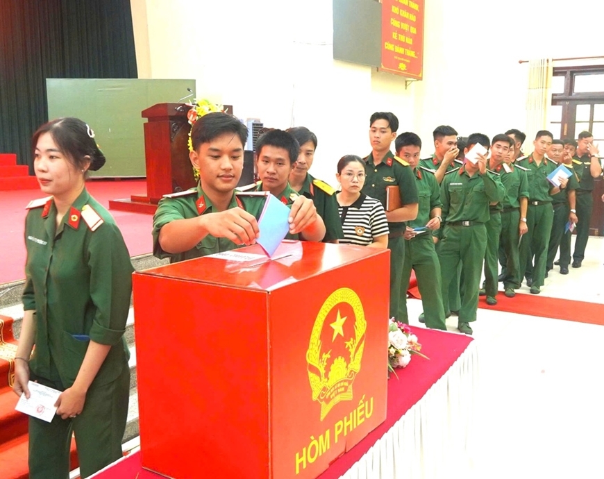 Cử tri LLVT TP Cần Thơ thể hiện quyền của công dân. Cử tri LLVT TP Cần Thơ thể hiện quyền của công dân.