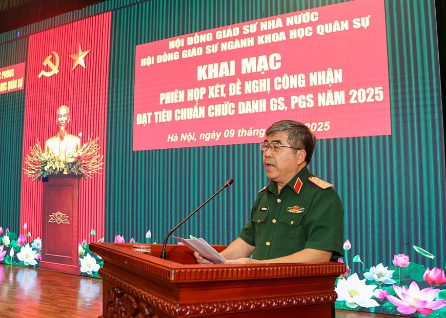 Trung tướng, GS, TS Trần Hữu Phúc - Chủ tịch Hội đồng Giáo sư ngành KHQS8. Trung tướng, GS, TS Trần Hữu Phúc - Chủ tịch Hội đồng Giáo sư ngành KHQS8.