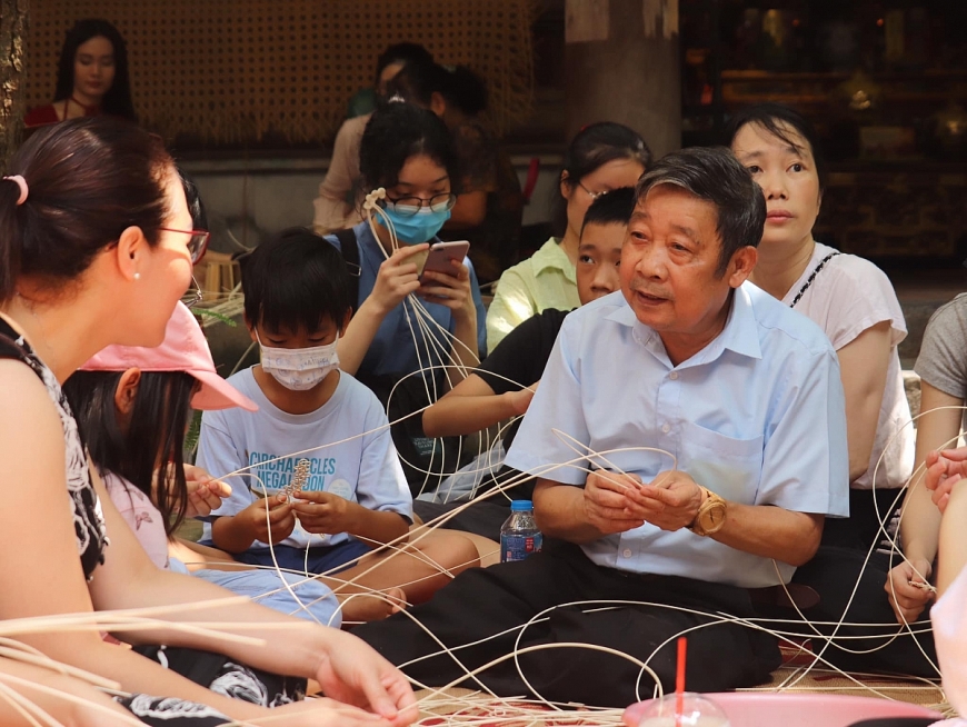 Nghệ nhân Nguyễn Văn Trung đã hơn 50 năm gắn bó với nghề mây tre đan. Nghệ nhân Nguyễn Văn Trung đã hơn 50 năm gắn bó với nghề mây tre đan.