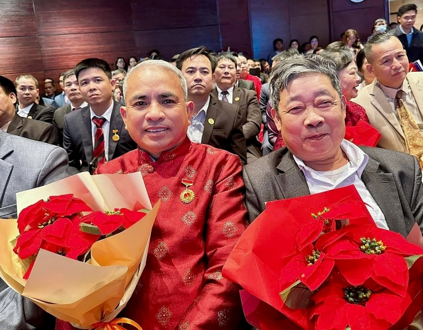 Ông Nguyễn Văn Trung (bên phải) và ông Nguyễn Văn Tĩnh tại buổi phong Nghệ nhân Nhân dân Ông Nguyễn Văn Trung (bên phải) và ông Nguyễn Văn Tĩnh tại buổi phong Nghệ nhân Nhân dân