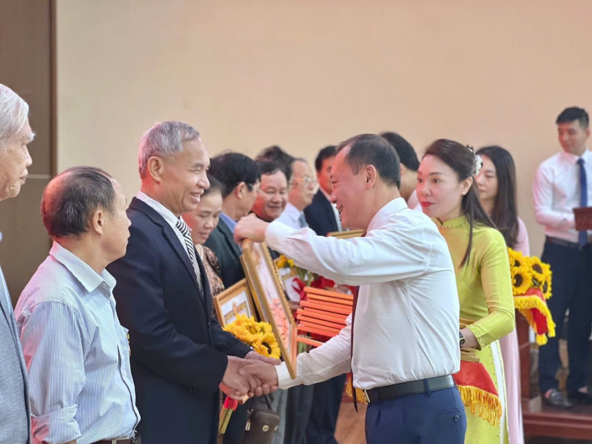 Đảng bộ phường Trường Vinh có 207 đảng viên được trao tặng và truy tặng Huy hiệu Đảng Đảng bộ phường Trường Vinh có 207 đảng viên được trao tặng và truy tặng Huy hiệu Đảng