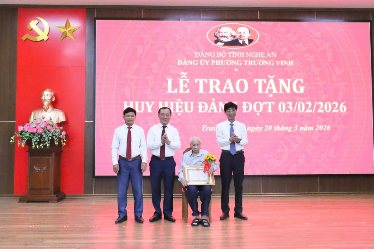 Lễ trao tặng, truy tặng Huy hiệu Đảng không chỉ là sự ghi nhận xứng đáng đối với những đóng góp của các đảng viên, đặc biệt là đảng viên cao tuổi trên địa bàn phường Trường Vinh Lễ trao tặng, truy tặng Huy hiệu Đảng không chỉ là sự ghi nhận xứng đáng đối với những đóng góp của các đảng viên, đặc biệt là đảng viên cao tuổi trên địa bàn phường Trường Vinh
