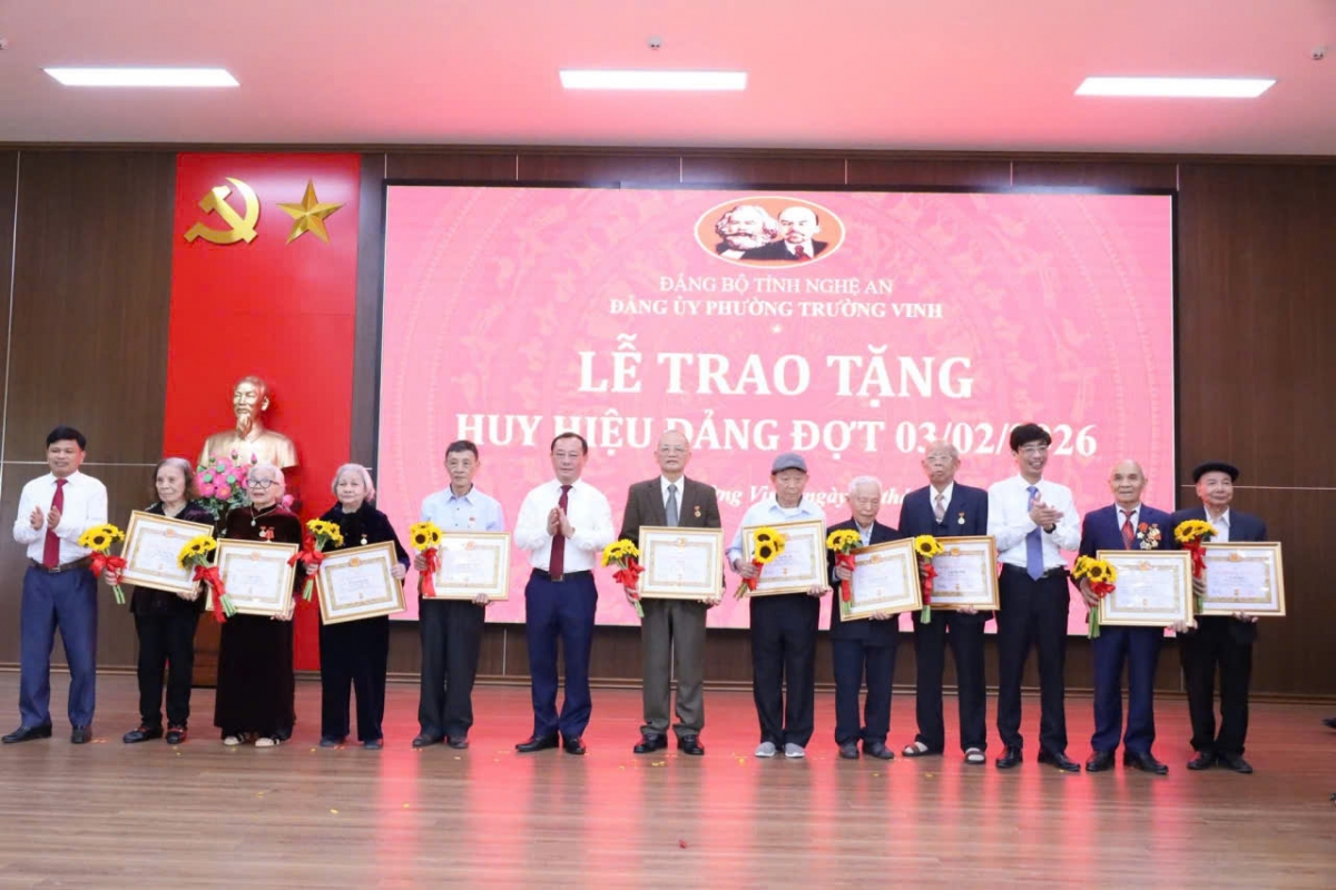 Các đảng viên cao tuổi phường Trường Vinh được nhận Huy hiệu Đảng lần này đều là những tấm gương tiêu biểu về bản lĩnh chính trị, phẩm chất đạo đức và tinh thần tận tụy vì Đảng, vì Nhân dân. Các đảng viên cao tuổi phường Trường Vinh được nhận Huy hiệu Đảng lần này đều là những tấm gương tiêu biểu về bản lĩnh chính trị, phẩm chất đạo đức và tinh thần tận tụy vì Đảng, vì Nhân dân.