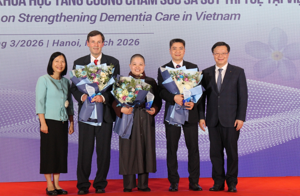 Tri ân các chuyên gia Quốc tế có nhiều đóng góp cho Trung tâm Tri ân các chuyên gia Quốc tế có nhiều đóng góp cho Trung tâm