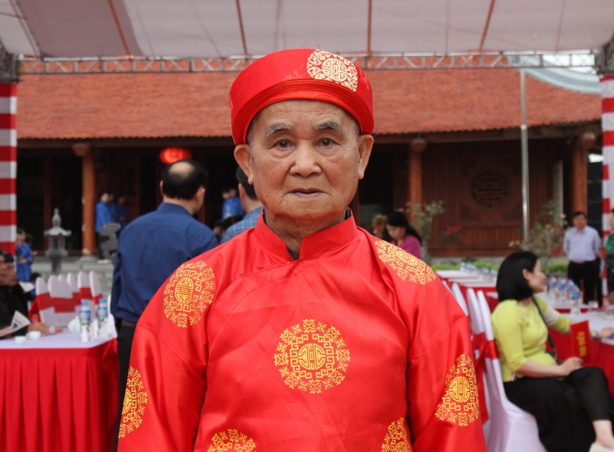 11-Ở tuổi gần 90, cụ Đàm Hữu Nhị vẫn tự tay tham gia trồng cây cùng mọi người. Niềm vui hiện rõ trên gương mặt ông khi được góp sức vào một việc làm có ích. “Còn sức là còn tham gia, thấy cây xanh lớn lên 11-Ở tuổi gần 90, cụ Đàm Hữu Nhị vẫn tự tay tham gia trồng cây cùng mọi người. Niềm vui hiện rõ trên gương mặt ông khi được góp sức vào một việc làm có ích. “Còn sức là còn tham gia, thấy cây xanh lớn lên
