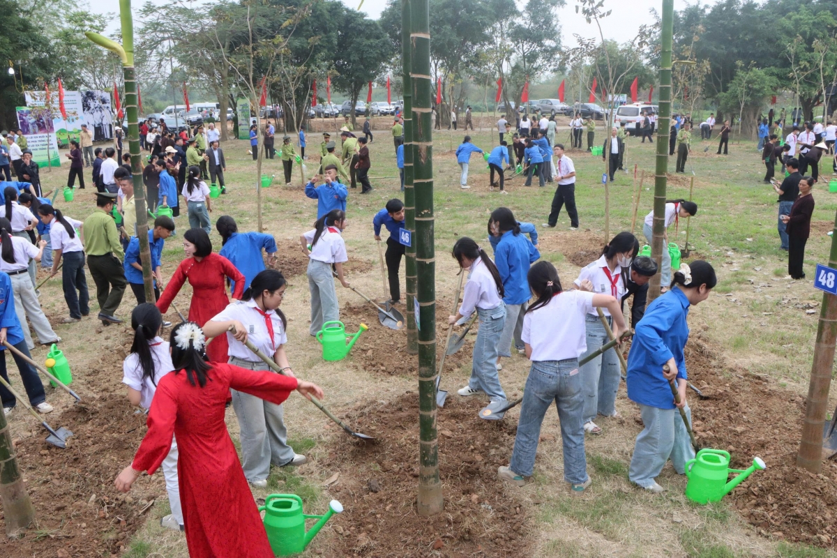 16-Đông đảo hội viên NCT, đoàn viên thanh niên, học sinh trên địa bàn phường Yên Dũng tham gia Ngày hội trồng cây 16-Đông đảo hội viên NCT, đoàn viên thanh niên, học sinh trên địa bàn phường Yên Dũng tham gia Ngày hội trồng cây