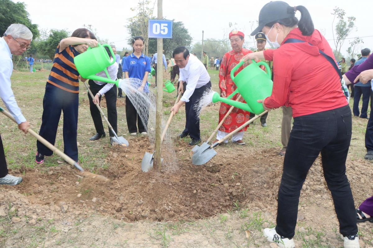 18-Hàng trăm cây xanh được trồng mới trong khuôn viên khu di tích và các tuyến đường, góp phần phủ xanh cảnh quan, cải thiện môi trường sống. Mỗi cây xanh được trồng là một thông điệp về trách nhiệm, về sự gắn bó giữa con người với thiên nhiên. 18-Hàng trăm cây xanh được trồng mới trong khuôn viên khu di tích và các tuyến đường, góp phần phủ xanh cảnh quan, cải thiện môi trường sống. Mỗi cây xanh được trồng là một thông điệp về trách nhiệm, về sự gắn bó giữa con người với thiên nhiên.