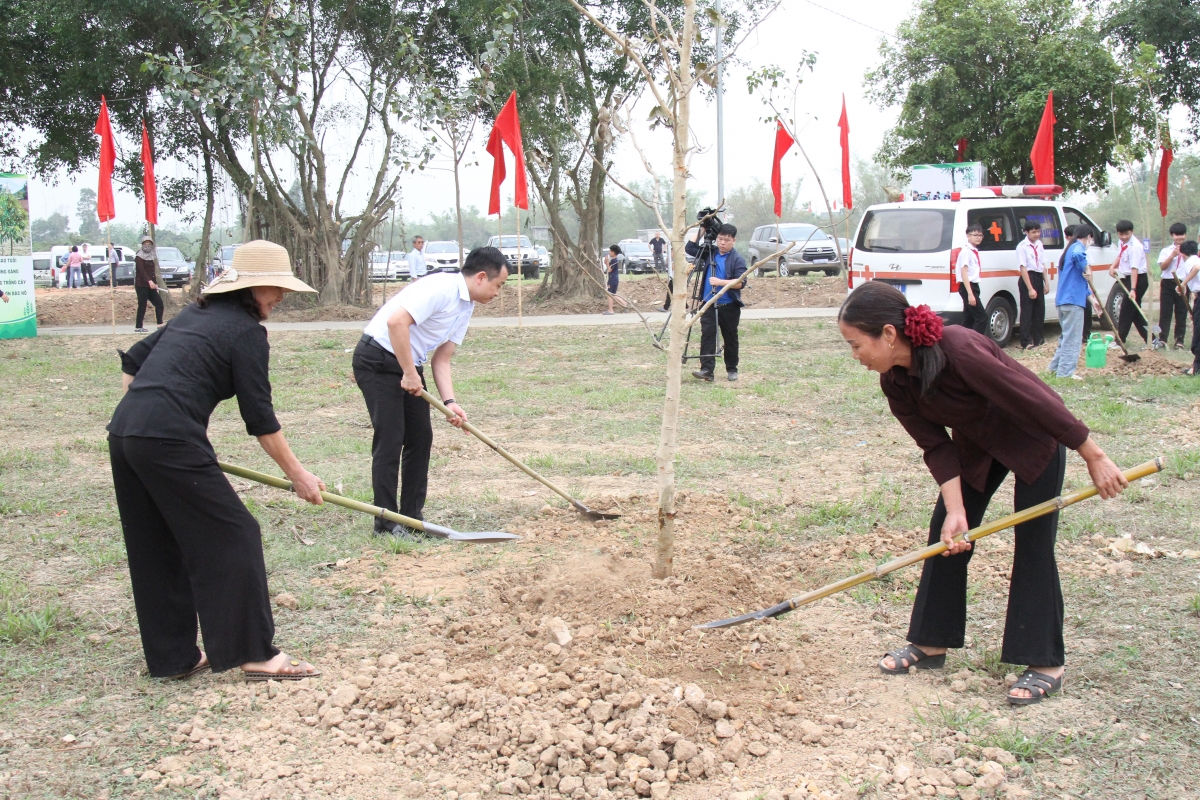 19- Ngày hội không chỉ dừng lại ở một hoạt động mang tính biểu tượng mà còn là lời nhắc nhở về trách nhiệm bảo vệ môi trường trong cộng đồng. Việc duy trì và nhân rộng phong trào trồng cây sẽ góp phần xâ 19- Ngày hội không chỉ dừng lại ở một hoạt động mang tính biểu tượng mà còn là lời nhắc nhở về trách nhiệm bảo vệ môi trường trong cộng đồng. Việc duy trì và nhân rộng phong trào trồng cây sẽ góp phần xâ
