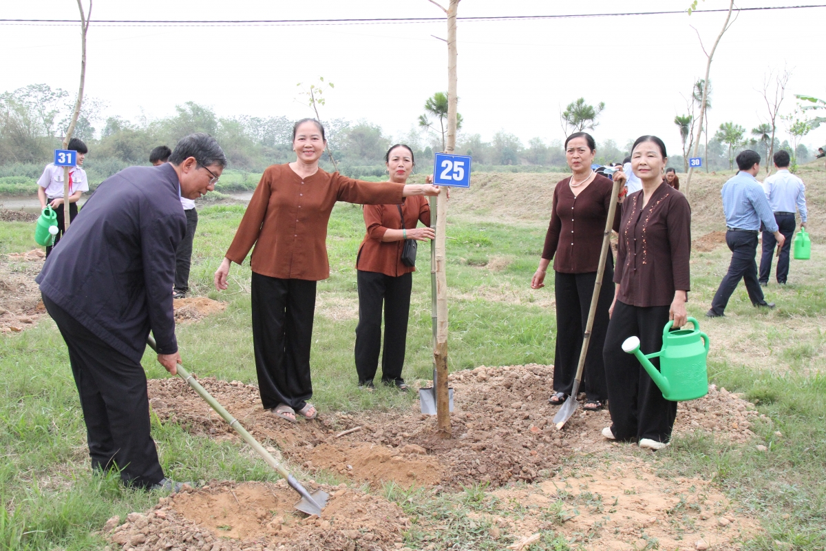 20-Khép lại ngày hội, hình ảnh những hàng cây mới được trồng, những nụ cười rạng rỡ của người cao tuổi và sự chung tay của cộng đồng đã để lại ấn tượng sâu sắc. Đây không chỉ là hoạt động đầu xuân mà còn là 20-Khép lại ngày hội, hình ảnh những hàng cây mới được trồng, những nụ cười rạng rỡ của người cao tuổi và sự chung tay của cộng đồng đã để lại ấn tượng sâu sắc. Đây không chỉ là hoạt động đầu xuân mà còn là