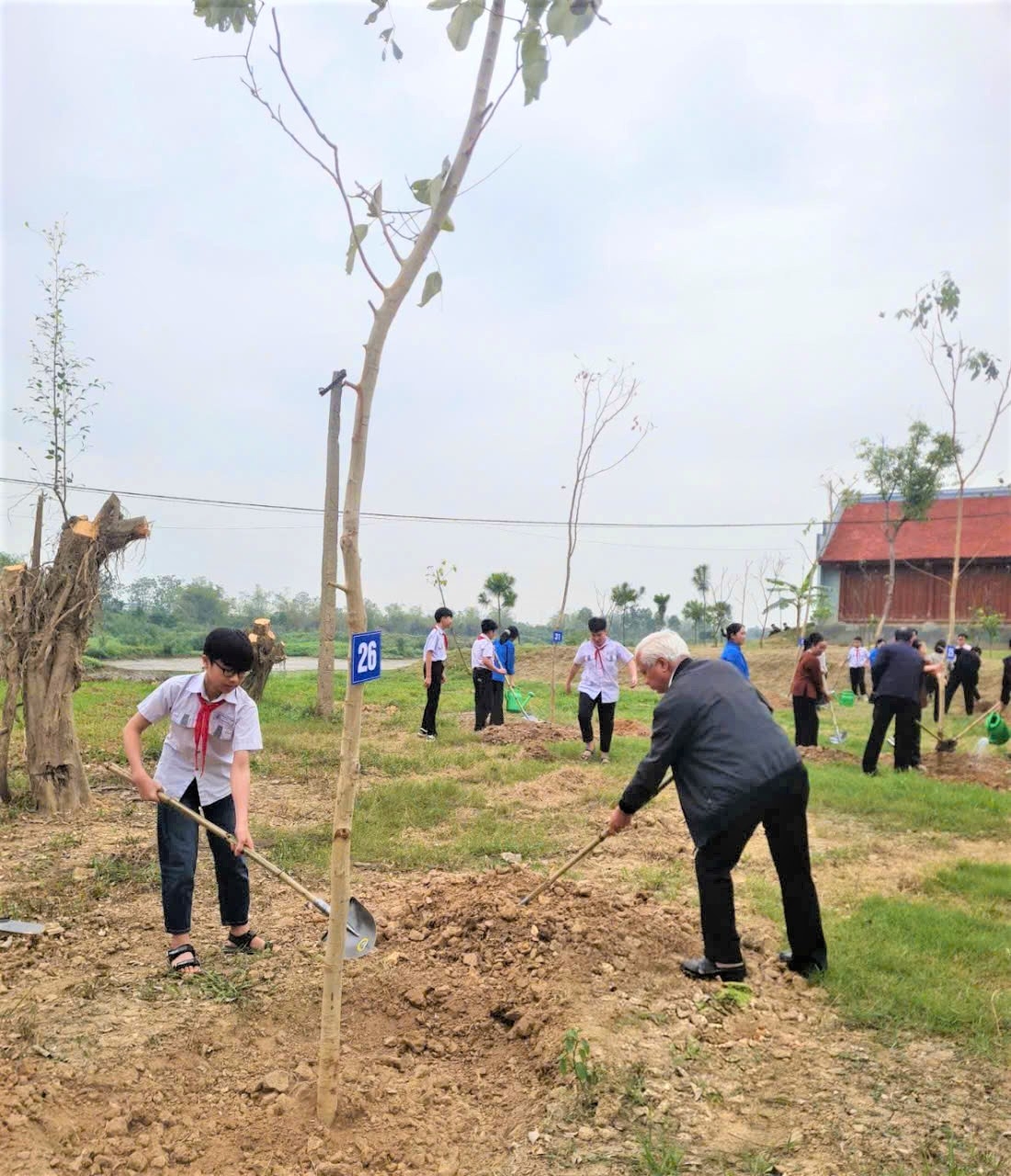 NCT cùng học sinh trồng cây xanh - hình ảnh đẹp trong ngày hội