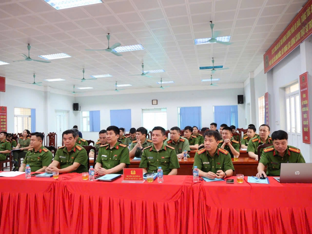 Quang cảnh Hội nghị triển khai phong trào thi đua “Vì an ninh Tổ quốc” năm 2026 và ký kết giao ước thi đua giữa 9 đơn vị Công an cơ sở Quang cảnh Hội nghị triển khai phong trào thi đua “Vì an ninh Tổ quốc” năm 2026 và ký kết giao ước thi đua giữa 9 đơn vị Công an cơ sở