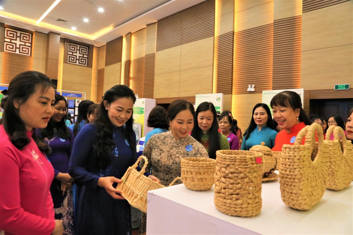 Các đại biểu thăm gian trưng bày sản phẩm của mô hình Phụ nữ Việt tự tin làm kinh tế tại triển lãm Các đại biểu thăm gian trưng bày sản phẩm của mô hình Phụ nữ Việt tự tin làm kinh tế tại triển lãm