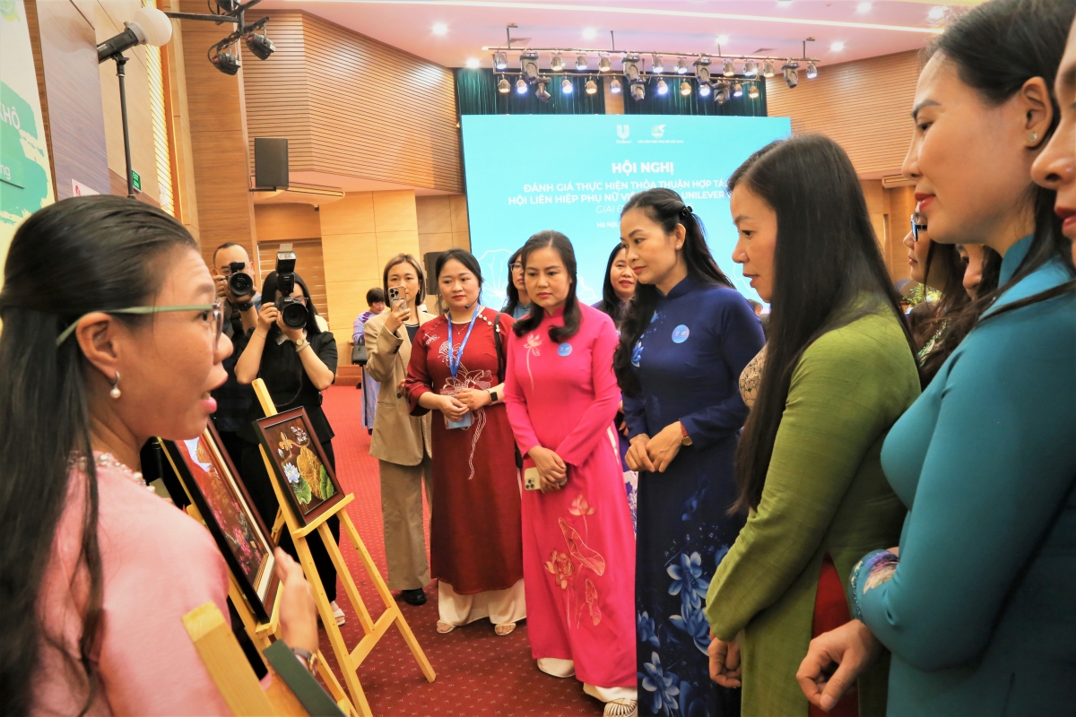 Các đại biểu thăm gian trưng bày sản phẩm của mô hình Phụ nữ Việt tự tin làm kinh tế tại triển lãm Các đại biểu thăm gian trưng bày sản phẩm của mô hình Phụ nữ Việt tự tin làm kinh tế tại triển lãm