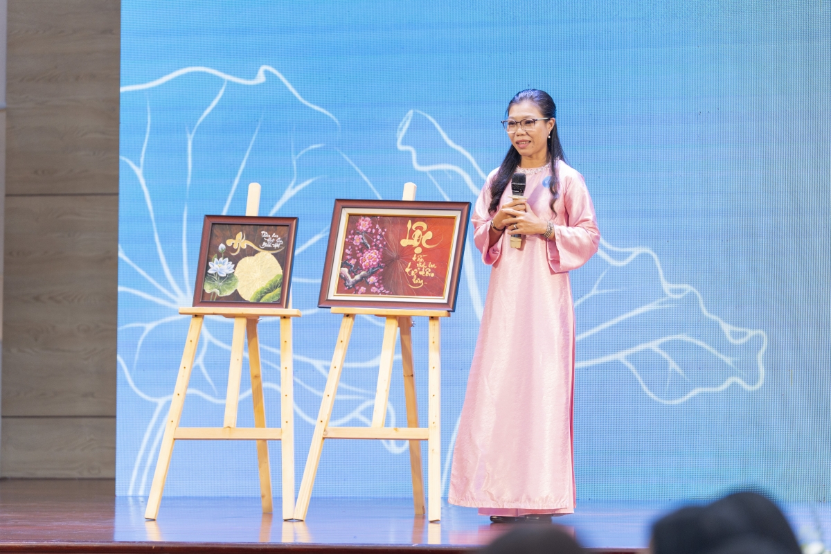 Bà Phạm Thị Diệu Liên, chủ dự án “Tranh vẽ trên lá sen” đến từ An Giang Bà Phạm Thị Diệu Liên, chủ dự án “Tranh vẽ trên lá sen” đến từ An Giang