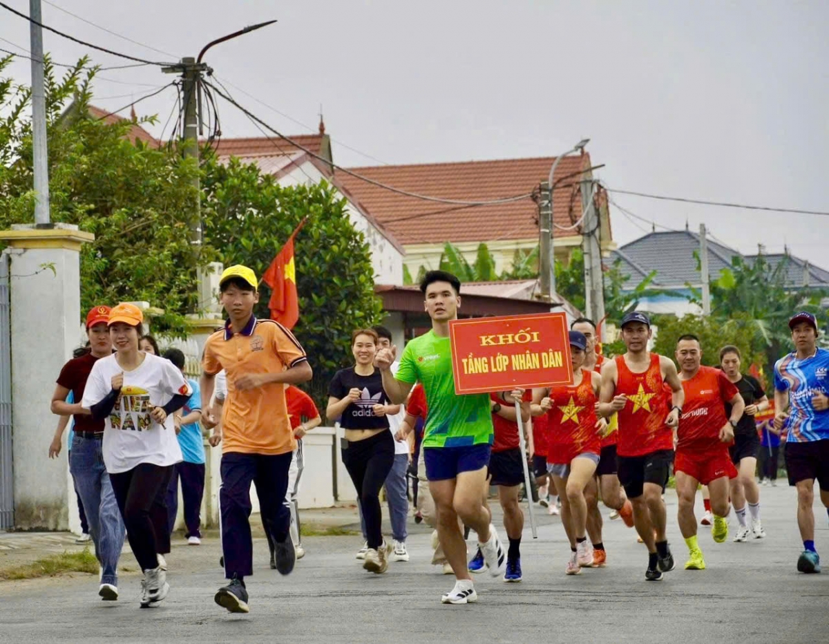 Nhiều người lựa chọn trang phục thể thao mang sắc đỏ của quốc kỳ, tạo nên hình ảnh đẹp, thể hiện tinh thần yêu nước và ý thức rèn luyện sức khỏe. Nhiều người lựa chọn trang phục thể thao mang sắc đỏ của quốc kỳ, tạo nên hình ảnh đẹp, thể hiện tinh thần yêu nước và ý thức rèn luyện sức khỏe.