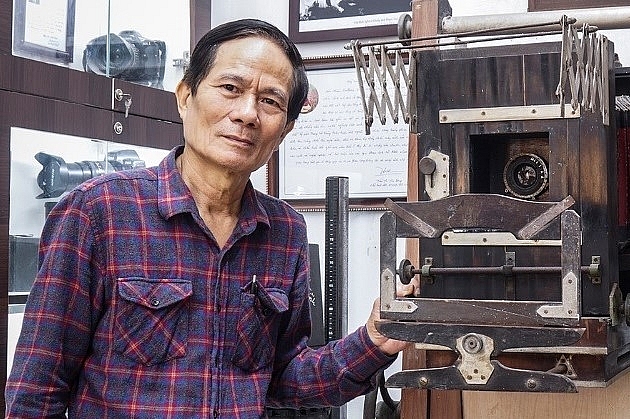 Nhà báo, nhiếp ảnh gia Phạm Công Thắng bên chiếc máy ảnh cổ đóng bằng gỗ Nhà báo, nhiếp ảnh gia Phạm Công Thắng bên chiếc máy ảnh cổ đóng bằng gỗ