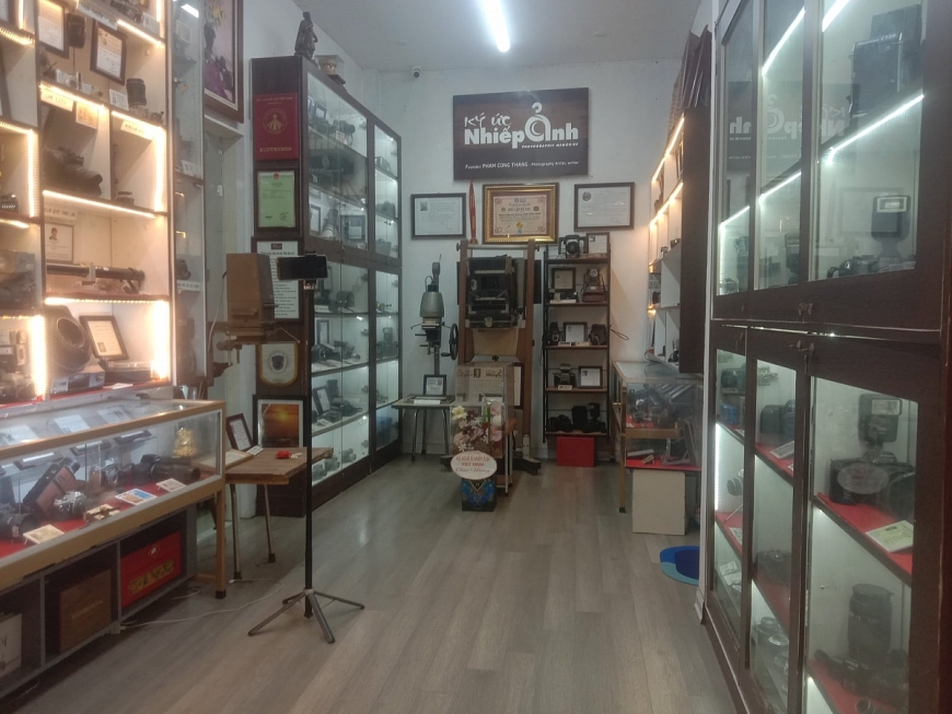 : Trong khuôn viên chỉ hơn 20m2, nhưng được bầy trí rất gọn gàng, có tính khoa học : Trong khuôn viên chỉ hơn 20m2, nhưng được bầy trí rất gọn gàng, có tính khoa học