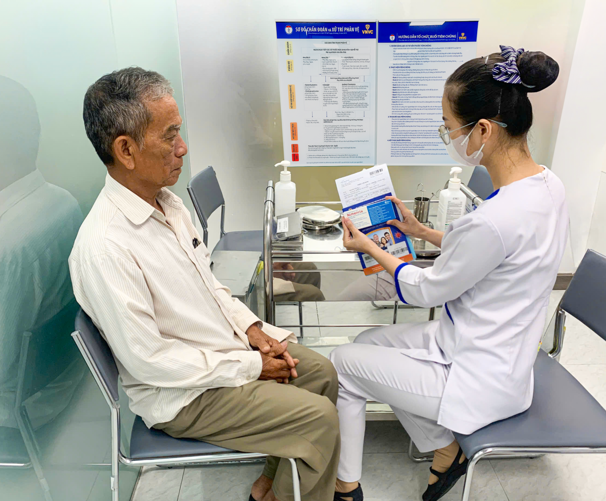 1. Người cao tuổi tiêm vắc xin não mô cầu phòng nhóm A, C, Y, W tại Hệ thống Tiêm chủng VNVC ngày 20-3 1. Người cao tuổi tiêm vắc xin não mô cầu phòng nhóm A, C, Y, W tại Hệ thống Tiêm chủng VNVC ngày 20-3
