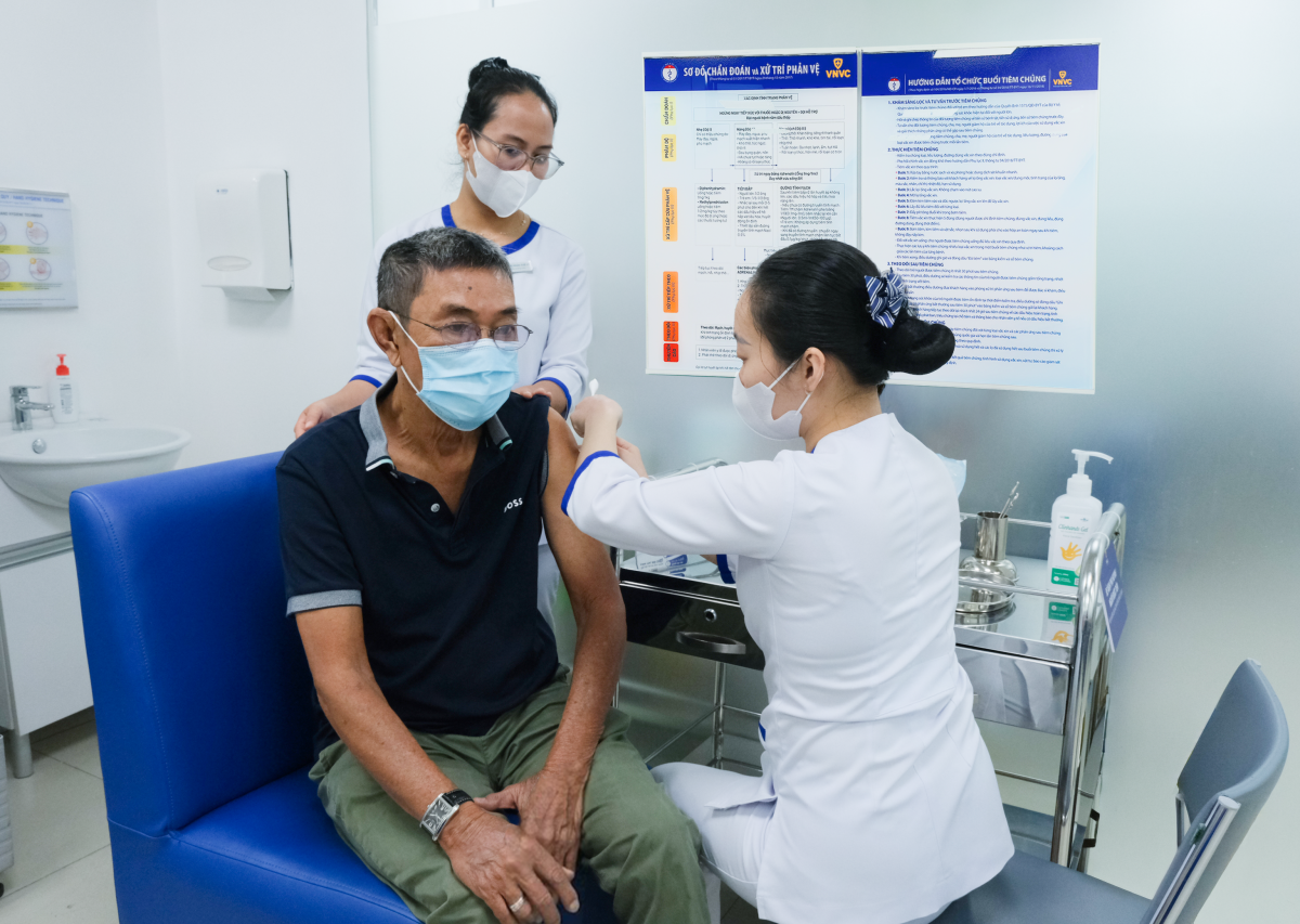 WHO và Bộ Y tế khuyến cáo, tiêm chủng là giải pháp hiệu quả nhất để kiểm soát và ngăn ngừa các ca bệnh cũng như nguy cơ bùng phát dịch do não mô cầu. WHO và Bộ Y tế khuyến cáo, tiêm chủng là giải pháp hiệu quả nhất để kiểm soát và ngăn ngừa các ca bệnh cũng như nguy cơ bùng phát dịch do não mô cầu.