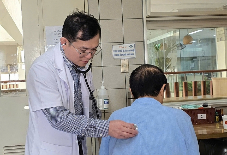 TS.BS Ngô Gia Khánh thăm khám cho người bệnh đang điều trị tại Khoa Phẫu thuật lồng ngực và mạch máu Ung thư phổi vẫn là một trong những nguyên nhân gây tử vong hàng đầu