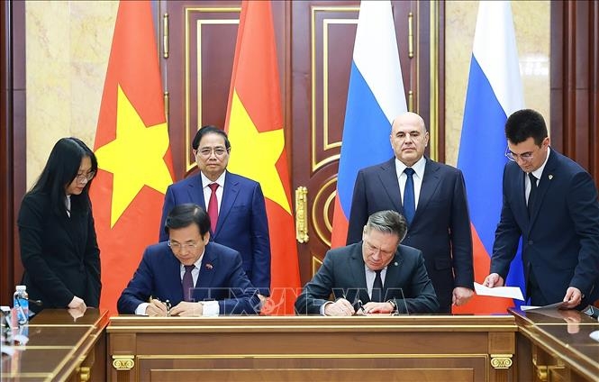 Thủ tướng Phạm Minh Chính và Thủ tướng Liên bang Nga Mikhail Mishustin chứng kiến Lễ ký kết Hiệp định về hợp tác xây dựng Nhà máy điện hạt nhân trên lãnh thổ Việt Nam. Ảnh: Dương Giang/TTXVN
