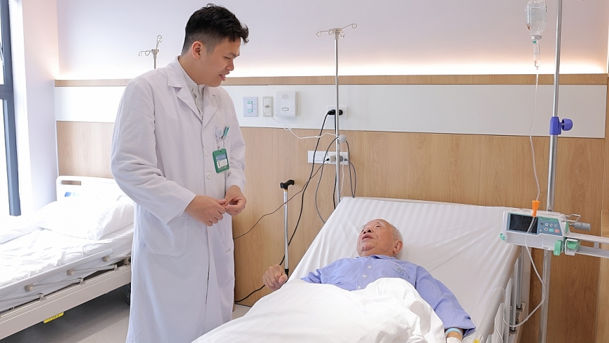 Bệnh viện Đa khoa Phương Đông: iều trị khối u 11cm và vi khuẩn đa kháng cho cụ ông 87 tuổi gần như liệt chân Bệnh viện Đa khoa Phương Đông: iều trị khối u 11cm và vi khuẩn đa kháng cho cụ ông 87 tuổi gần như liệt chân