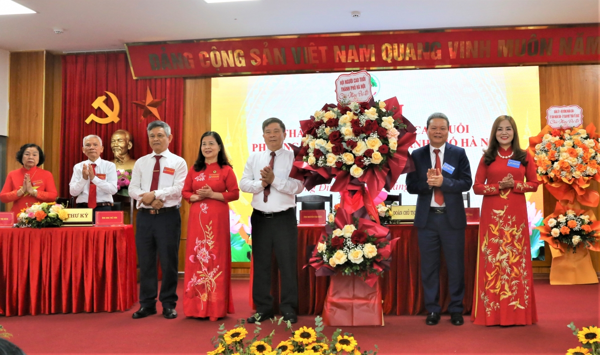 Hội NCT TP Hà Nội tặng hoa chúc mừng Đại hội Hội NCT TP Hà Nội tặng hoa chúc mừng Đại hội