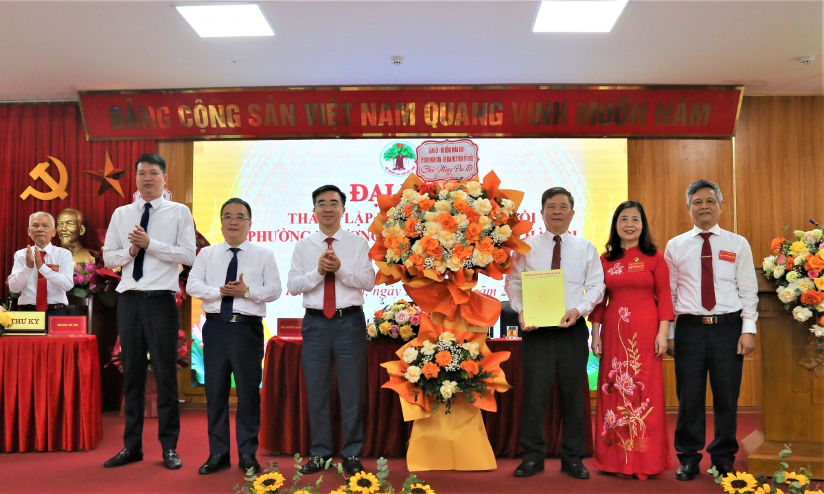 Lãnh đạo phường Khương Đình tặng hoa chúc mừng Đại hội Lãnh đạo phường Khương Đình tặng hoa chúc mừng Đại hội