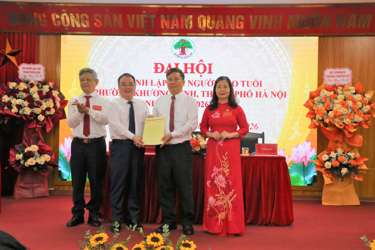 Trao quyết định thành lập Hội NCT phường Khương Đình Trao quyết định thành lập Hội NCT phường Khương Đình