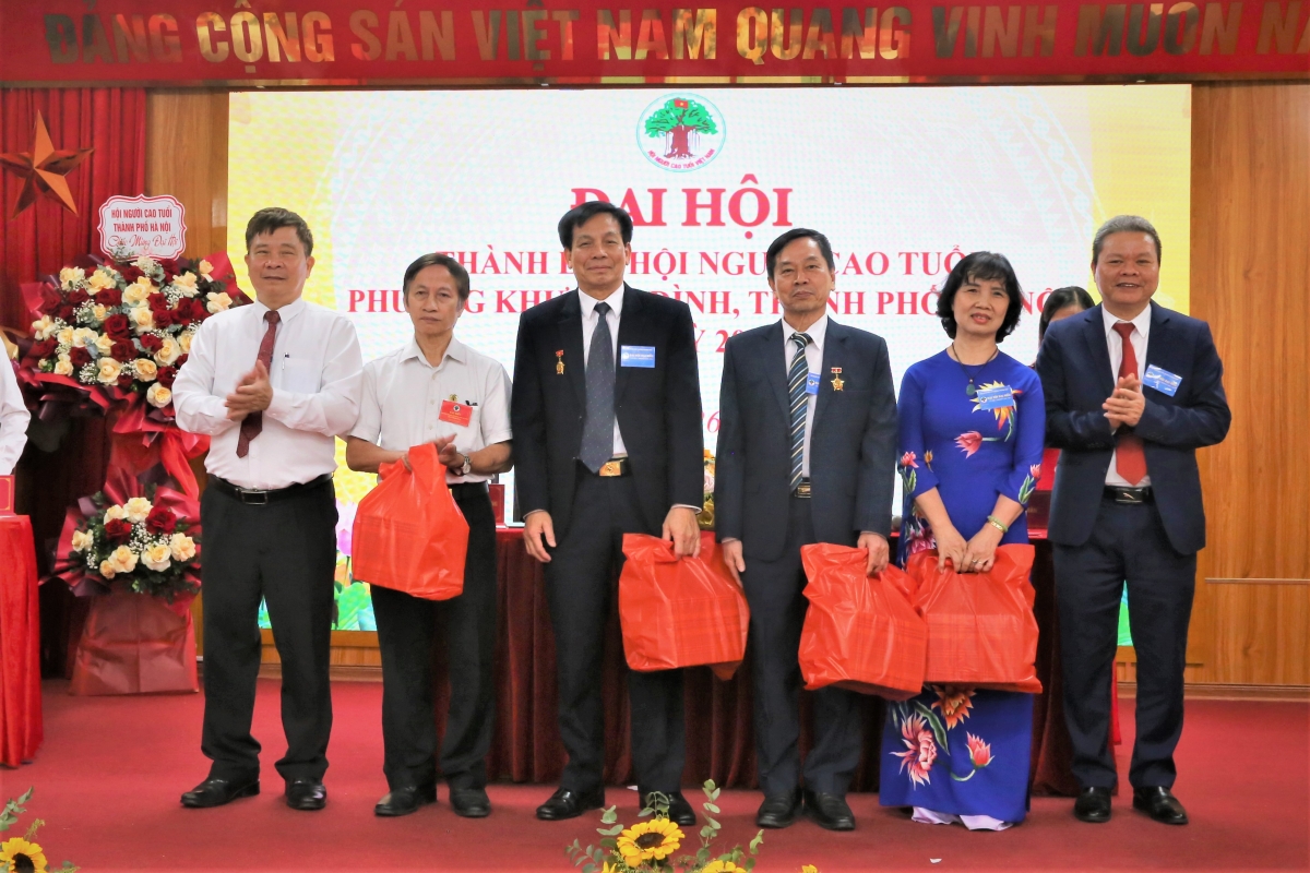 Tặng quà tri ân cán bộ không tham gia Ban Chấp hành khóa mới Tặng quà tri ân cán bộ không tham gia Ban Chấp hành khóa mới